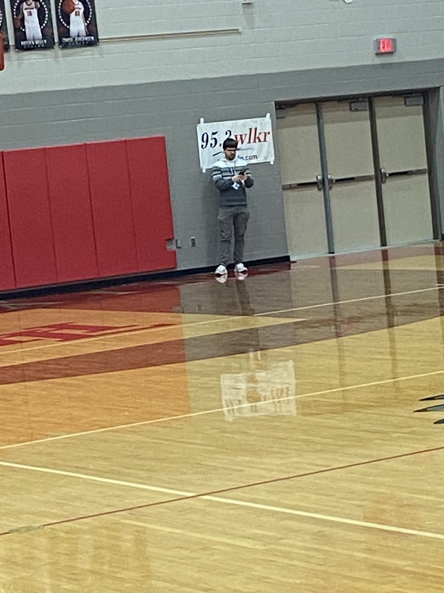 Billy camouflaged with the wall tonight
@BillyHeyen