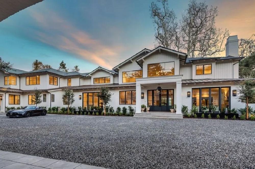 VogueLiving's tweet photo. Jennifer Lopez and Ben Affleck call dibs on a $50.2 million Los Angeles estate: https://t.co/wtGsntS9zt https://t.co/NEuh9szUyi