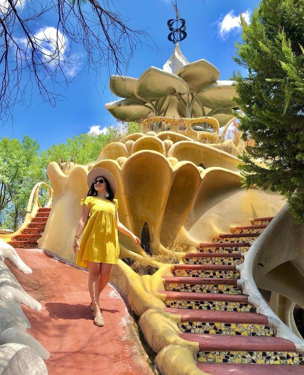 guanajuato's tweet photo. ✨Cerca de #SanMiguelDeAllende existe un lugar surrealista que te hará sentir en otro mundo🪐 Se trata del Ranchito Cascabel, también conocido como Timmyland 🤗 Su arquitectura está inspirada en las obras de Antonio Gaudí, que plasma un estilo orgánico basado en la naturaleza🐚🍃 https://t.co/EfcSSFjbnO