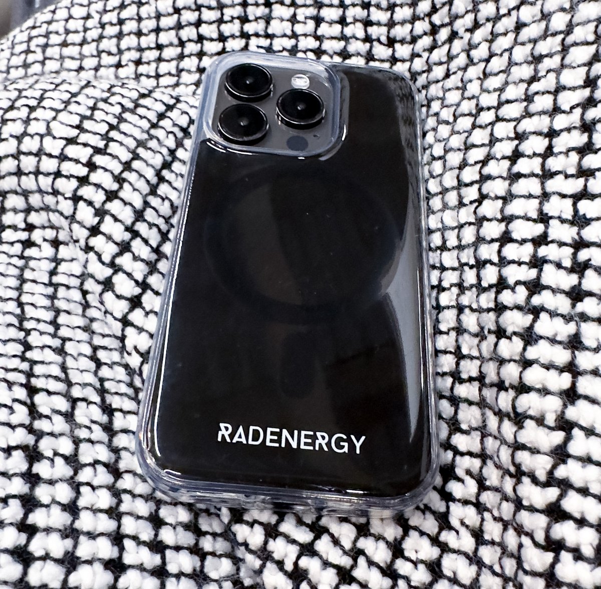 RealRadEnergy's tweet photo. Using electronic devices in bed can disrupt your sleep and increase your exposure to EMF radiation. Try to avoid using devices in bed, especially if you're having trouble sleeping.Β
#emfprotection #shungite #radenergy #healthisenergy #emfprotectiontips https://t.co/dWT4pIbAYp