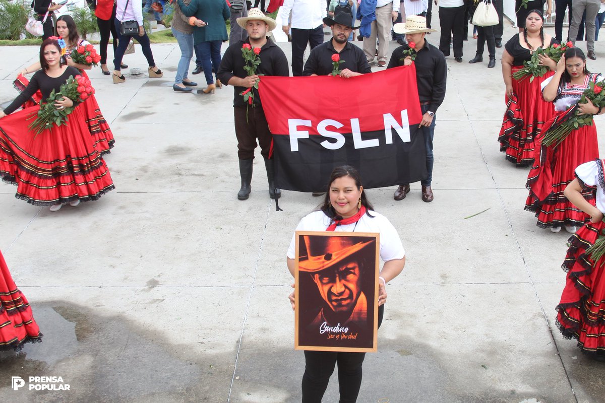 #Fotos📸| La Militancia Organizada de la Unidad de Victoria General de Hombres y Mujeres Libres, Augusto C. Sandino, rinden homenaje desde la Loma de Tiscapa en el marcó del 89 aniversario de su paso a la inmortalidad, donde seguimos caminando hacia el sol de la libertad