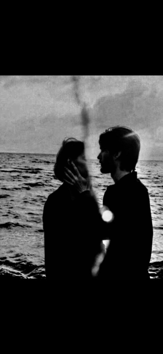 على الأريكة، أقلّب الأيام في ذهني كما أشاء، أكتب كل يومٍ قصيدتان ؛ كي لا أجِنّ، أرفع صوت المذياع على نشرة أخبار التاسعة كي يهدأ صوت هوجاسي، أجدد كوباية الكافيين، وأقيمُ اللّيلَ وأُقعِدهُ، وأغني (بخَاف عليك,وبخاف تنسـانِي!)