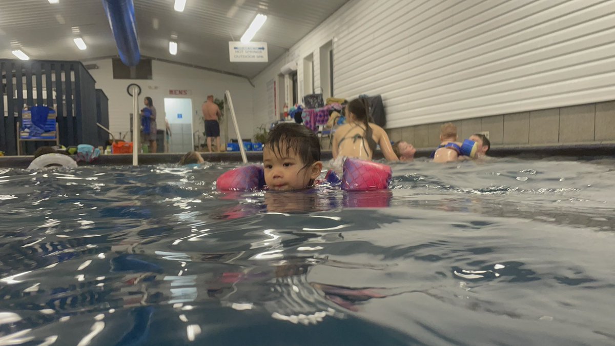 v_izumi123_v's tweet photo. 友達家族が帰る前にChena Hot Springs へ！
アイスミュージアムと温泉プールで遊びました！子供達はみんなプールが大好きなので、大喜び！
外の温泉プールはいい感じの温度だったけど、インドアプールは冷たかった🥺
#ChenaHotSprings #Alaska #Fairbanks #IceMuseum https://t.co/WxvIdmLRkB