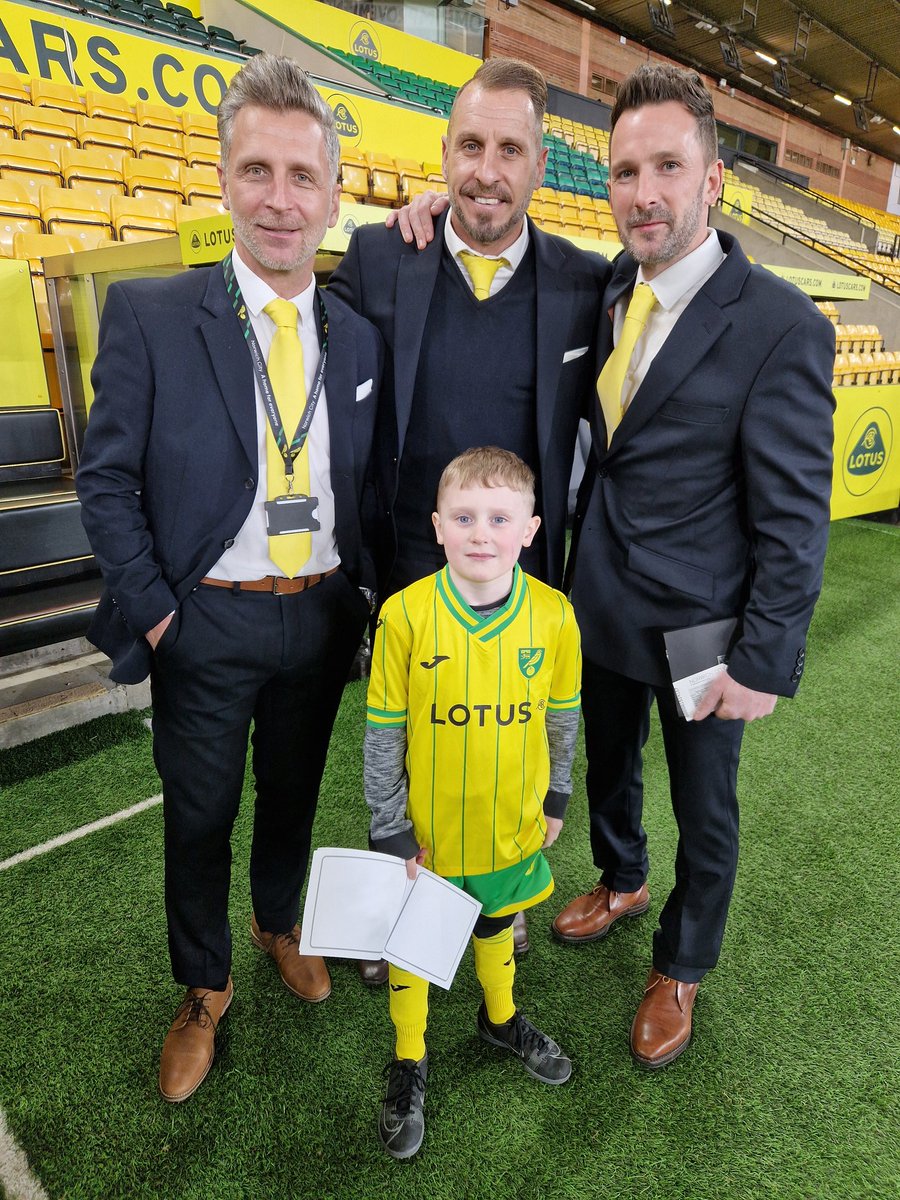 William's fantastic mascot experience was topped off by meeting these legends <a href="/adamdrury78/">Adam Drury</a> <a href="/DHucks6/">Darren Huckerby</a> <a href="/eadie11/">Darren Eadie</a> cheers!