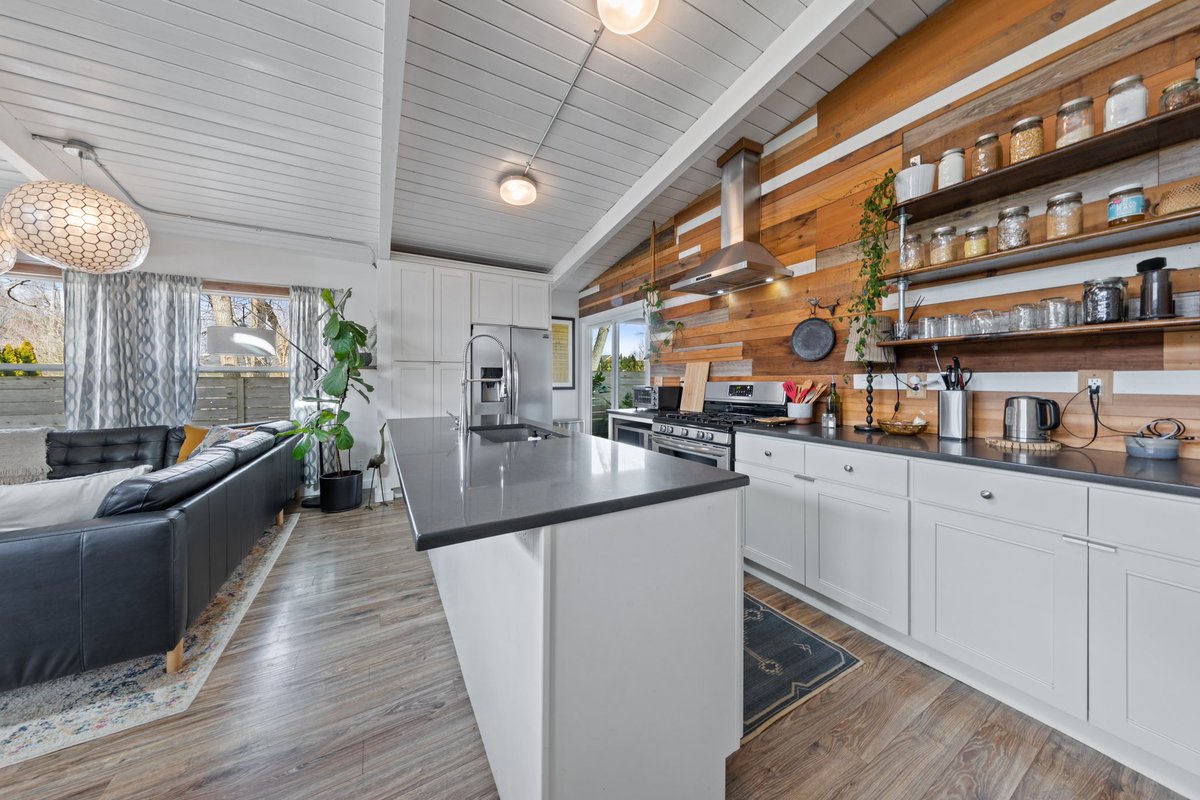 DebbieThomasPDX's tweet photo. Stylish MCM ranch completely remodeled down to studs. Single level living at its best. Great room with open floor plan and vaulted tongue and groove ceilings. 3 beds + 2 full baths. Home Energy Score 10! Contact @tpsixfootfive for more info! https://t.co/SZBj0cmitr
