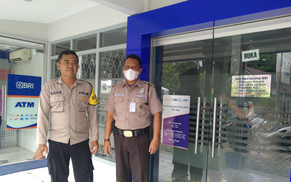 BadurWijanarko's tweet photo. Bhabinkamtibmas gesi melaksanakan patroli sekaligus sambang dengan satpam bank BRI gesi mengingatkan tentang tata cara pengamanan OBVIT 

#polripresisi https://t.co/WiOcEK8XVe