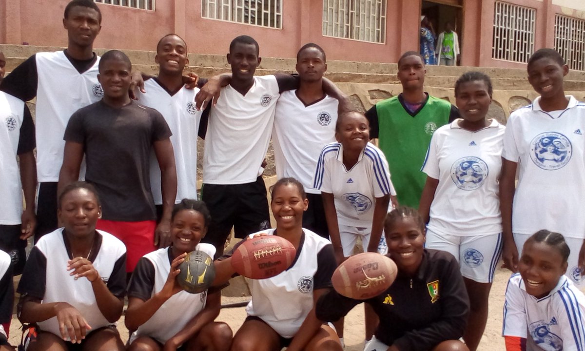 CAMERFOOTBALL's tweet photo. #cameroonamericanfootballfederation
These kids have been yearning. for football. Their passion is beyond belief, NO FLAGS, SHORTAGE OF FOOTBALLS, NO GLOVES, They're still showing up. Kudos kids, God will make a way.💯👏
@R_Oben @cyrus_kouandjio @yannickngakoue91  @NdamukongSuh https://t.co/JpvWIrX6Kn