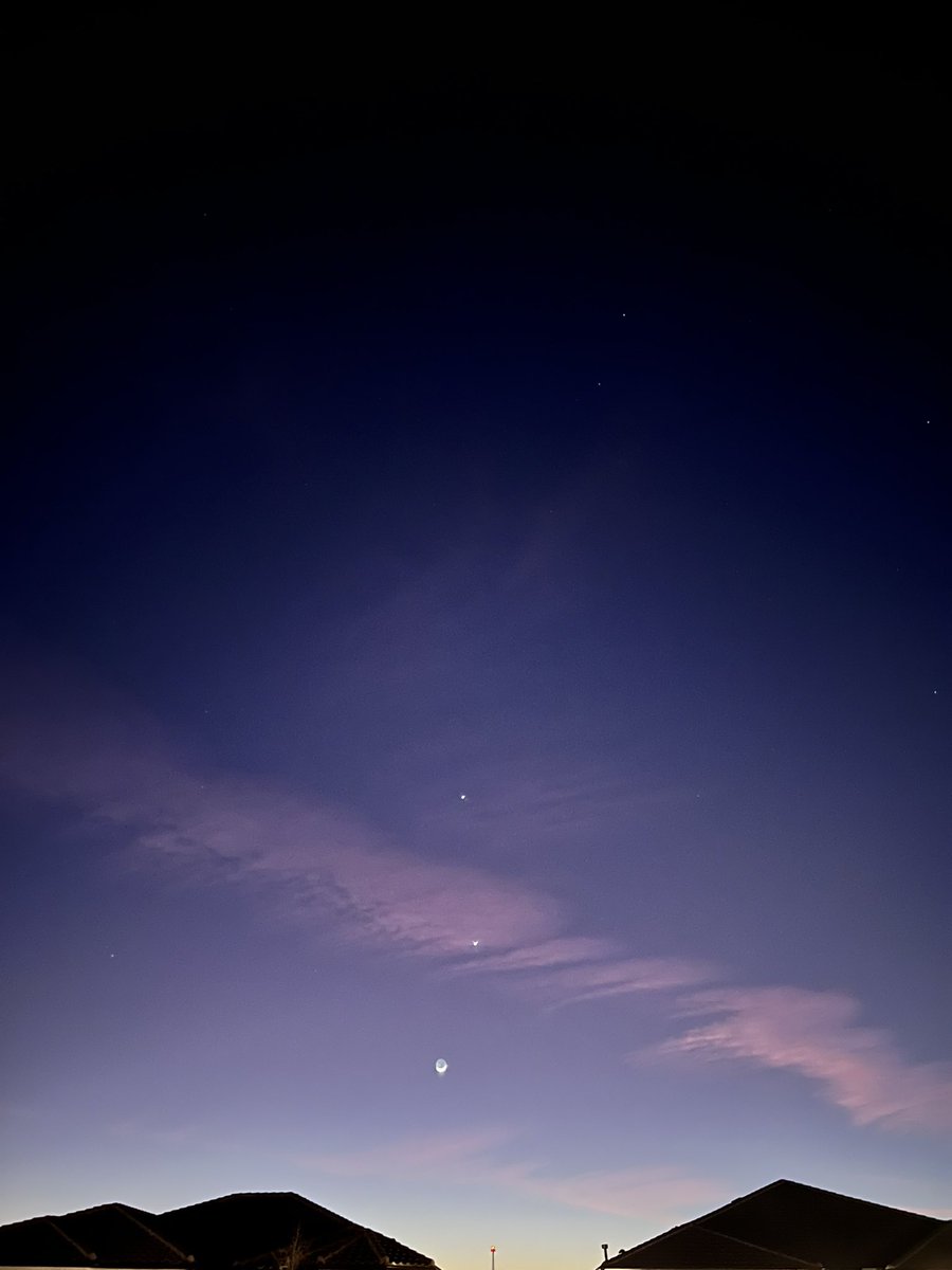 ladyaveley's tweet photo. Moon meets Jupiter &amp; Venus

https://t.co/AScbnaYBT7 https://t.co/ZrtMUI5vHH