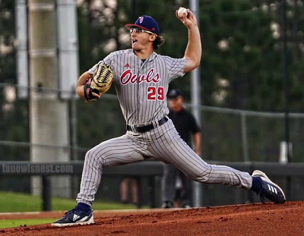 FAU_Owls_Nest's tweet photo. Top 6th: #FAU 4 #UCF 1

Waterbor leaves the mound with a STRONG PERFORMANCE💪 finishing with 5⃣ STRIKEOUTS and a 1.80 ERA while C.J. Williams takes his place! Owls continue to PUT PRESSURE on the Knights, FORCING 3⃣ ERRORS to maintain a 3⃣-RUN EDGE! 🔒

#GoOwls!🦉⚾️🧢 https://t.co/7766gxjou0