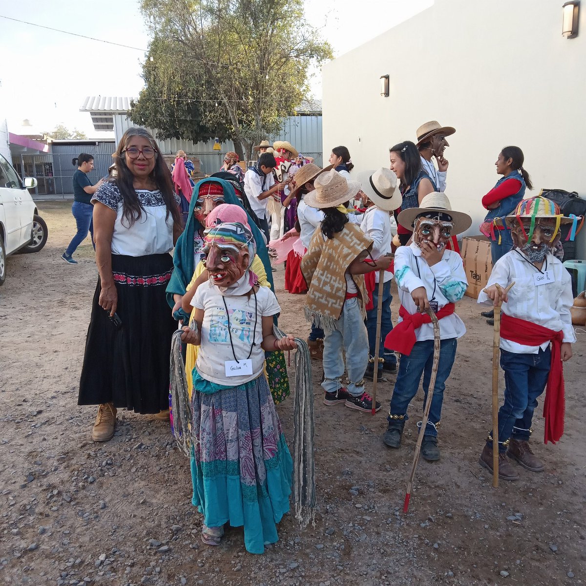 SemilleroEn's tweet photo. El Semillero Creativo de Literatura Creativa en Tonalá, Jalisco presente en el Martes de Carnaval de Tonalá. 

#SomosSemillerosCreativos https://t.co/Rzq9SvVMrd