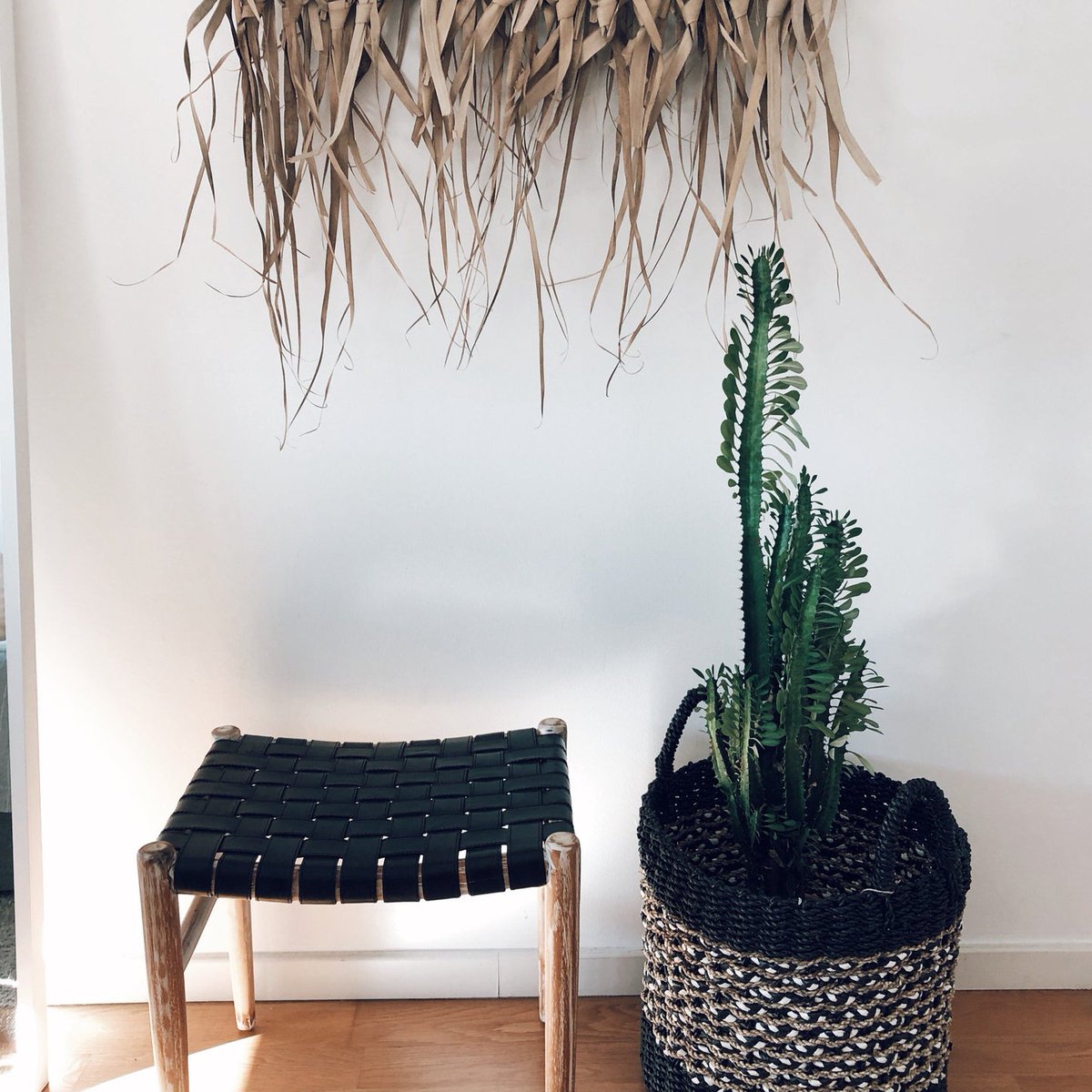 PilleVerone's tweet photo. This comfortable and stylish black woven leather strap stool helps to create the perfect casual experience in any room.
https://t.co/kSvDXPCror
#seating #leatherstool https://t.co/JDUWEP2w9O