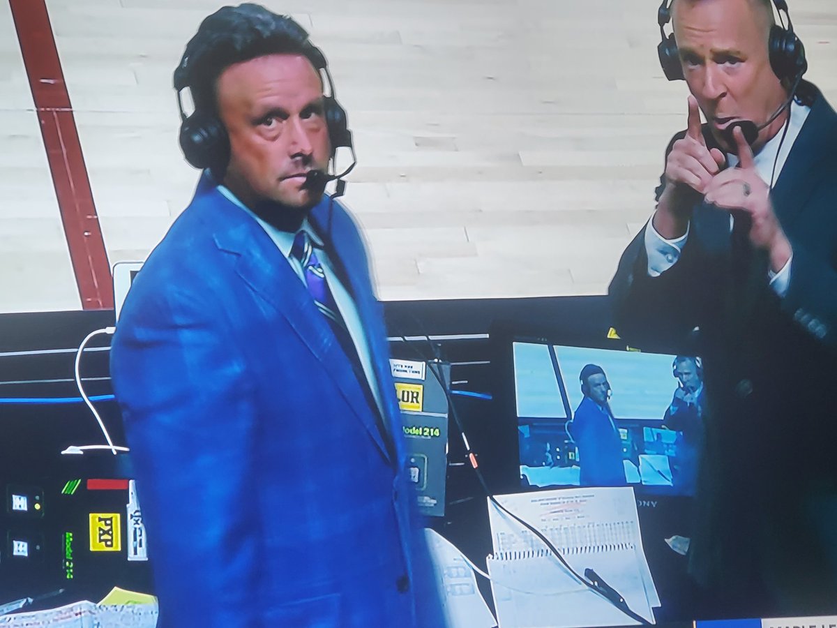 gamblebetprofit's tweet image. Karl Ravech got a nice spray tan going on tonight. Looks like Steve Carrell on a weekend bender. #CollegeBasketball #bettingbasketball 
#bettingbball