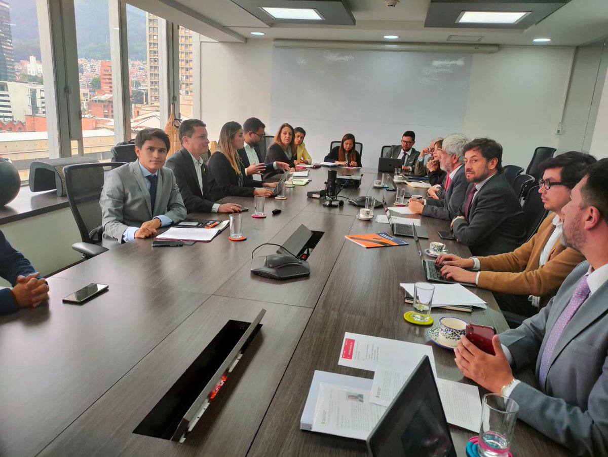 diegoromerov's tweet photo. Nos reunimos con el Ministro de Comercio, Industria y Turismo, @GermanUmanaM para plantear una agenda de trabajo que permita seguir fortaleciendo nuestro tejido empresarial antioqueño, la política de CTi y el panorama de Reindustrialización. https://t.co/ciixTjYZ0R