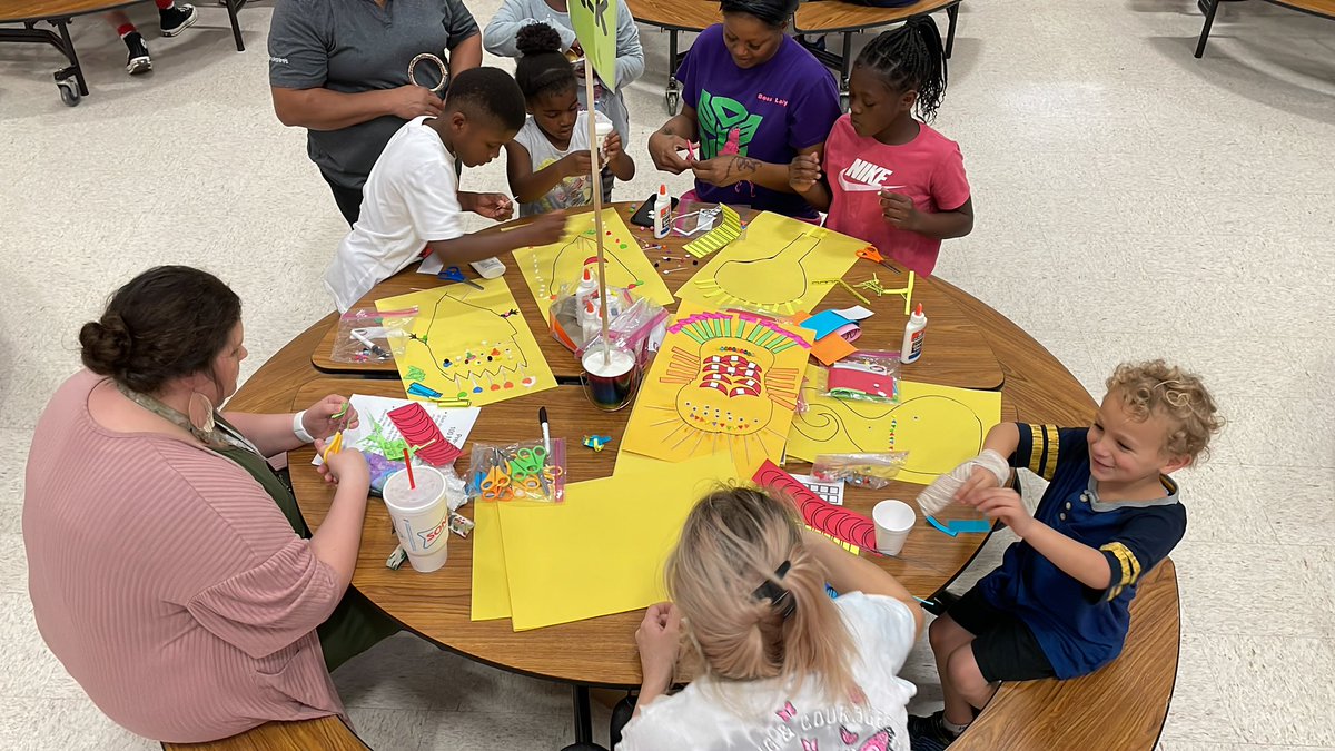 MrNolanTeaches's tweet photo. @GroesbeckGoats getting their math on at #nachosandnumbers! Thank you ACE program for putting everything together for the families of Groesbeck ISD. https://t.co/j8etNfWIO1