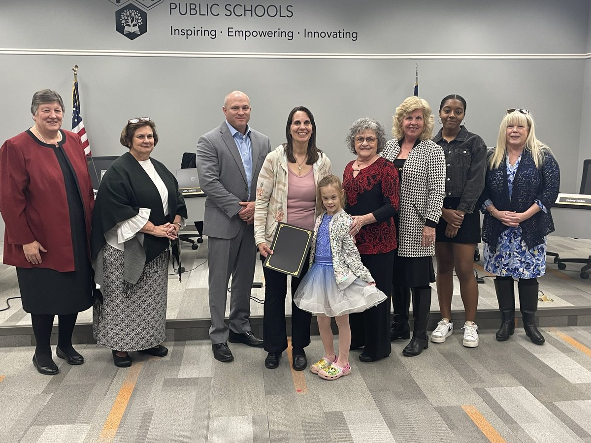 Pocapride's tweet photo. Staff are loved and celebrated by our #Powhatan families. It takes a village and lots of #HelpingHands to make our schools work! If you have not worked with Mrs C, you are missing out on her love and passion for kids and learning! #PocaPreK5 @Poca_ES https://t.co/u2cKX2FHrI