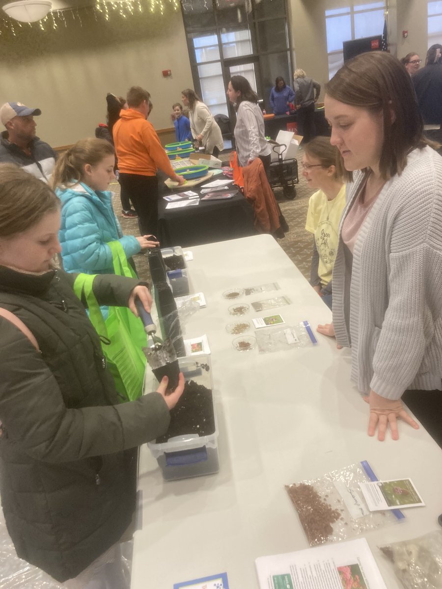 SAUGreenlife's tweet photo. We had so much fun tonight helping hundreds of kids from across the QC to BEE CURIOUS about wildflowers and pollinators!! 🐝🌸 https://t.co/azT375u8OX