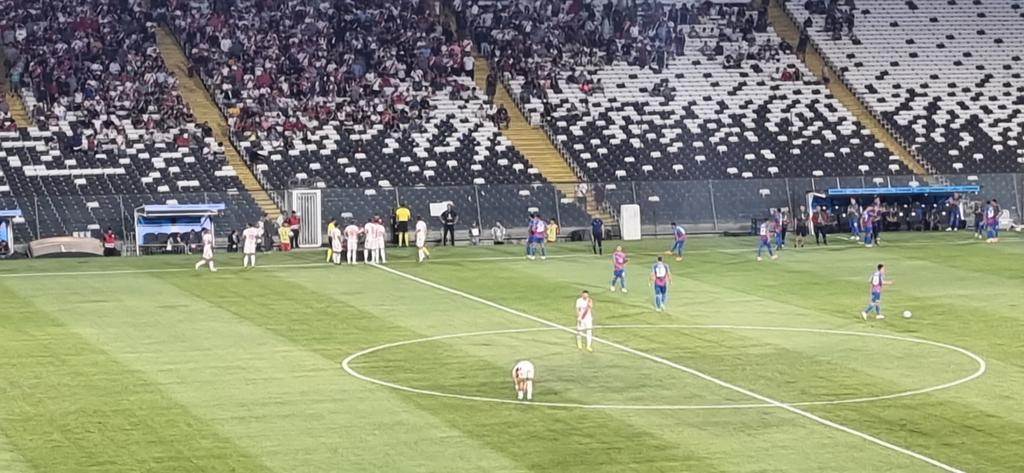 Lefchile's tweet photo. Arbritro demora el reinicio del partido curico cerro porteño, es como si buscara escusa para anular por VAR https://t.co/EbkXsqp3Em