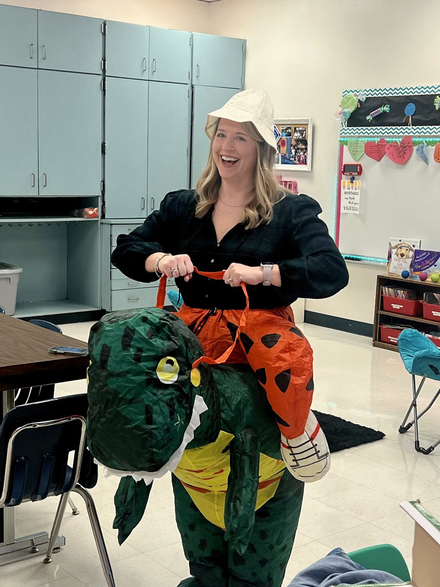 CarianneRapp's tweet photo. Our 5th grade scholars are starting off their Detectives, Dinosaurs, and Discovery Unit with a ROARRRR! 🦖@ClubHill_Cougar @msgordons4 @GISDTLD https://t.co/59jinmfWjW