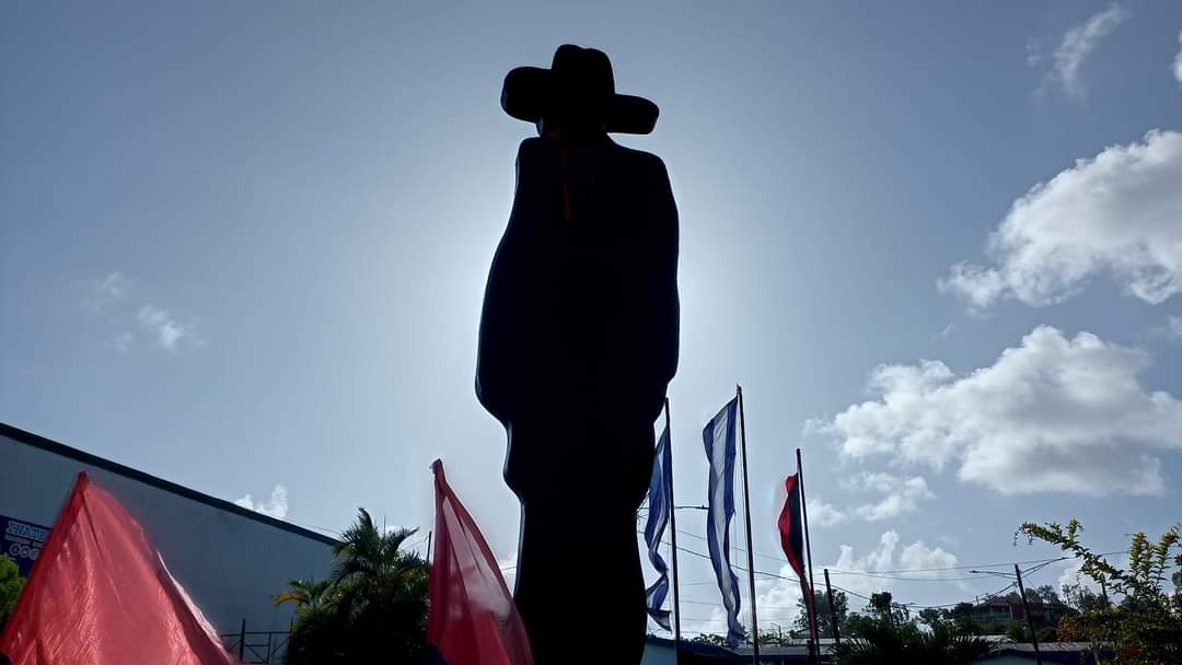 “La soberanía no se discute, se defiende con las armas en la mano”.
PLOMO
#SandinoPatriayLibertad 
❤️🖤
#Nicaragua  🇳🇮