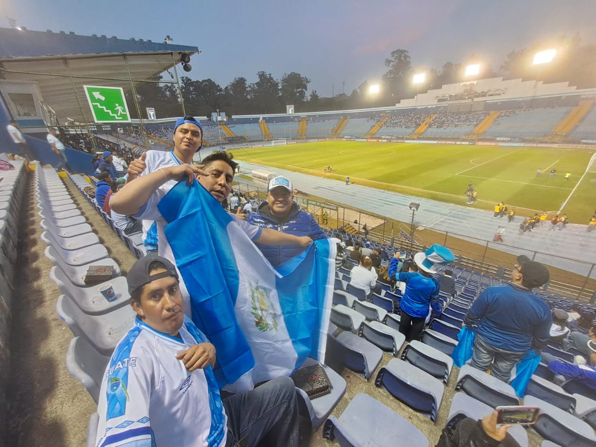 EUDeportes's tweet image. #VamosGuate🇬🇹 | ¡Que se venga ya el partido! Guatemaltecos asisten al Estadio Nacional con la ilusión de ver a los suyos clasificarse al #Perú2023🇵🇪. #CU17C.  

📸 @noel_solis.