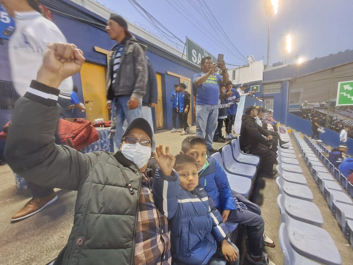 EUDeportes's tweet image. #VamosGuate🇬🇹 | ¡Que se venga ya el partido! Guatemaltecos asisten al Estadio Nacional con la ilusión de ver a los suyos clasificarse al #Perú2023🇵🇪. #CU17C.  

📸 @noel_solis.