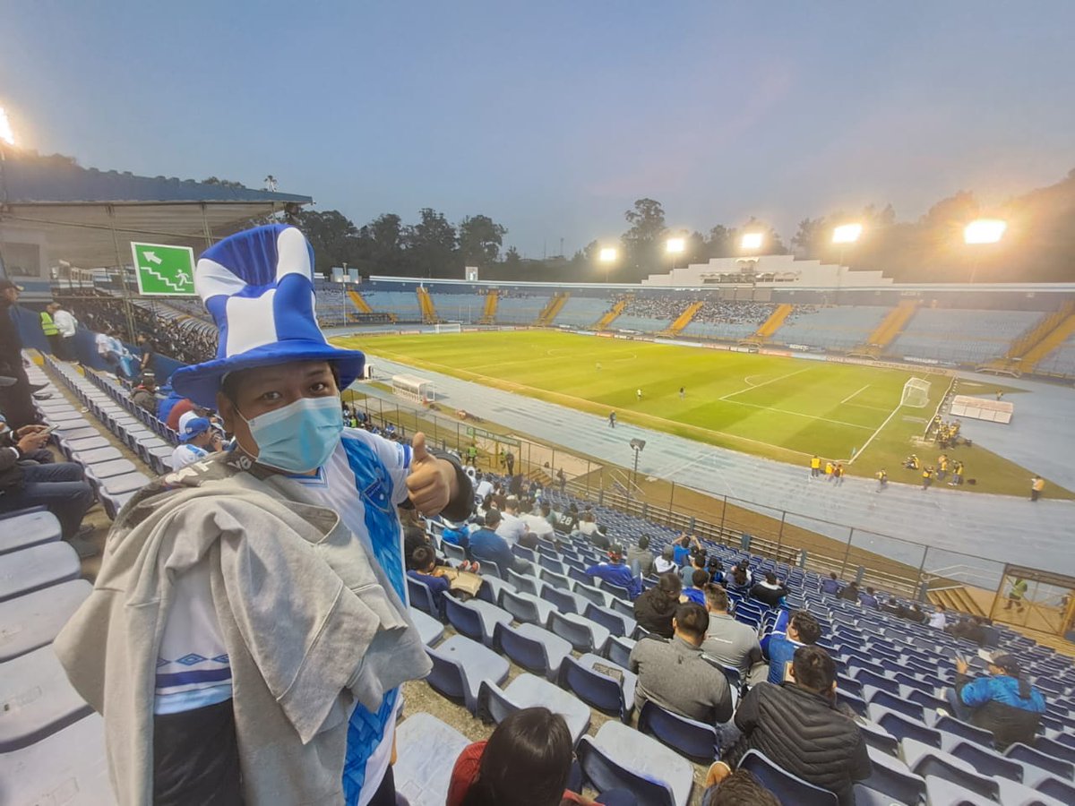 EUDeportes's tweet image. #VamosGuate🇬🇹 | ¡Que se venga ya el partido! Guatemaltecos asisten al Estadio Nacional con la ilusión de ver a los suyos clasificarse al #Perú2023🇵🇪. #CU17C.  

📸 @noel_solis.