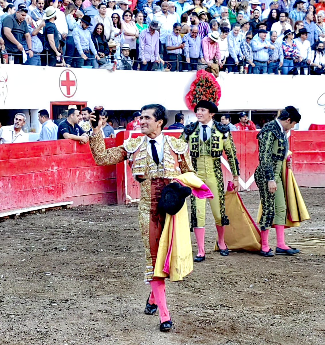 tauronet_tv's tweet photo. Joselito Adame por petición mayoritaria, ha cortado una oreja al primero de su lote, un toro áspero, que le falto clase, ha estado el hidrocálido por encima.
Síguenos en vivo:
👉 https://t.co/UaNBWraj4d
#SIALOSTOROS #tauronet #carnavalautlan #corridas https://t.co/EWnCdqfKQE