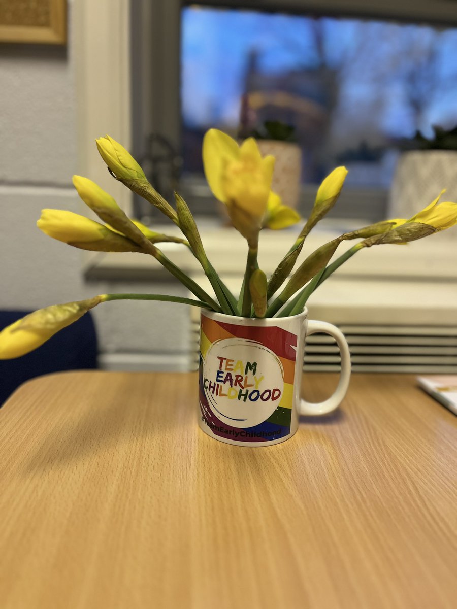 MrsTinkerEYFS's tweet photo. Nothing like a bunch of daffodils to brighten up your office … 🌼 #SpringIsComing #daffodils https://t.co/n1pukafDMj