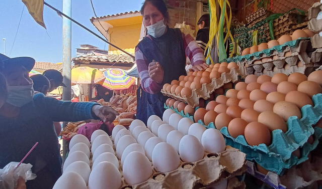 Usuarios reportan que en Arequipa se venden productos avícolas a casi el doble de lo habitual debido a los bloqueos en Puno, los cuales impiden el traslado de alimentos a la región.