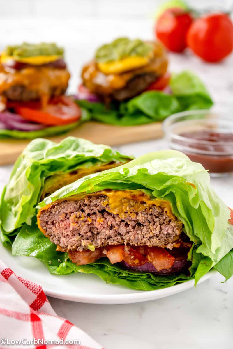 Rndemah's tweet image. Low Carb burger 🍔 
كيفية حساب البروتين حسب توصيات #ISPAD2022 
جرعة الانسولين لوجبة مصدرها البروتين فقط للمصابين على المضخات أو الاقلام 
نعطي ما يعادل 10-15 كارب أي مايعادل 50 جم بروتين 
وتزيد على حسب حالة الفردية لكل فرد
5جرام بروتين =1 جرام كارب
#سكري_الان