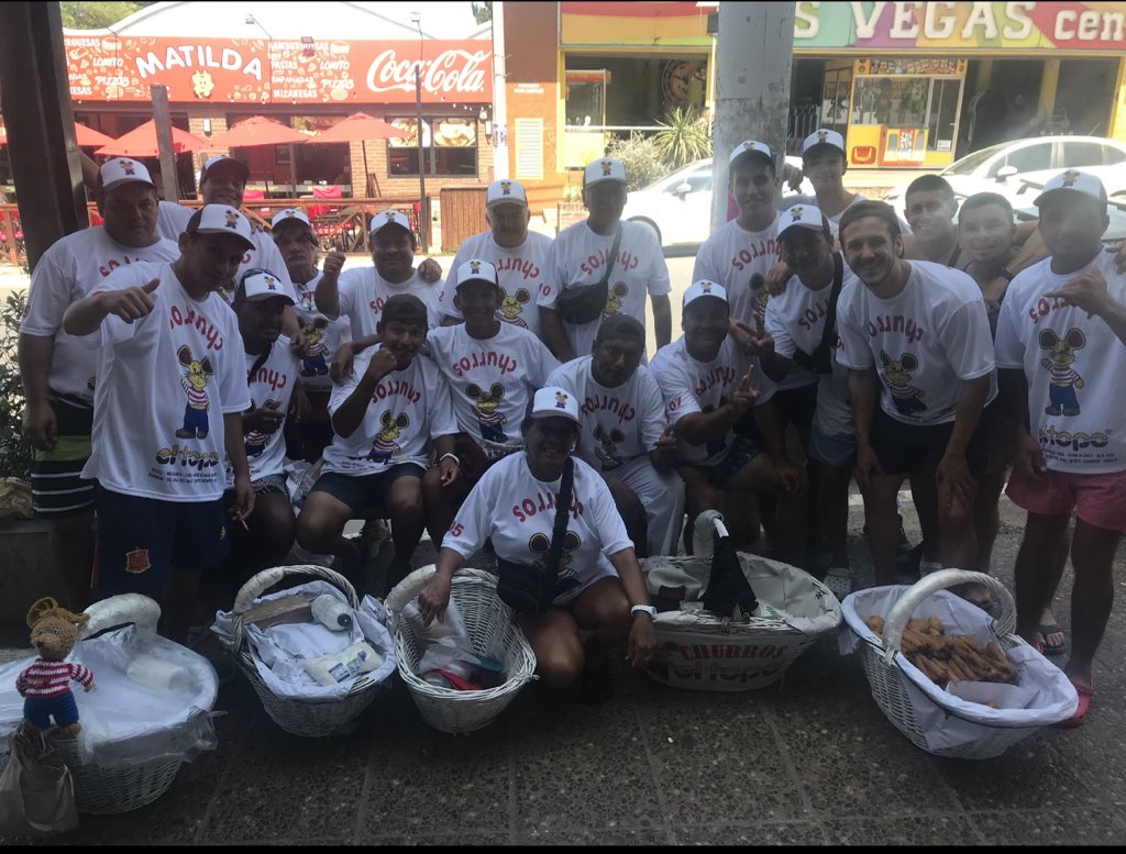churreriaeltopo's tweet photo. “Sucios”. 
El año que viene llamaremos a Micky Vainilla para que haga la selección de vendedores. https://t.co/mVKjS7wx69