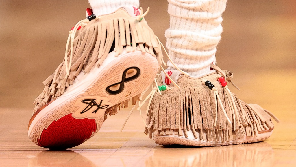 ndnsports's tweet photo. Kyrie Irving (Sioux) had a fascinating way of covering the Nike logo on his shoes during the All-Star Game 
#NativeAthlete #StandingRockSioux #Littlemountain #NBA

https://t.co/4LxafVXuNb https://t.co/WpCPiKWsnf