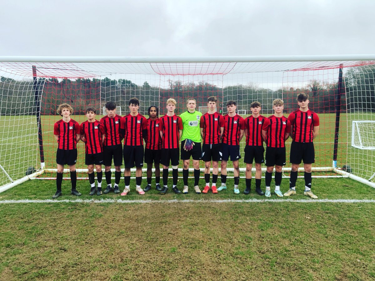 oxtedschool's tweet photo. The Y11 A football team came up against a well organised and resolute @SevenoaksSchool team this afternoon. A draw was a fair result in the end. Carter was POM, with an excellent performance down the left-hand side. #football #teamwork #fairresult https://t.co/YDWqo2zwBs