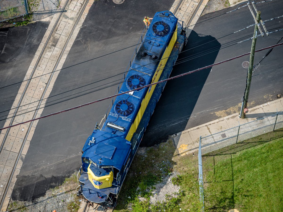 PortNYNJ's tweet image. The Port of NY &amp;amp; NJ's #ExpressRail is a comprehensive, $600 million program, with dedicated rail facilities and additional support track &amp;amp; rail yards for each of the port's major container terminals, and an annual capacity of 1.5 million lifts.

panynj.gov/port/en/shippi…