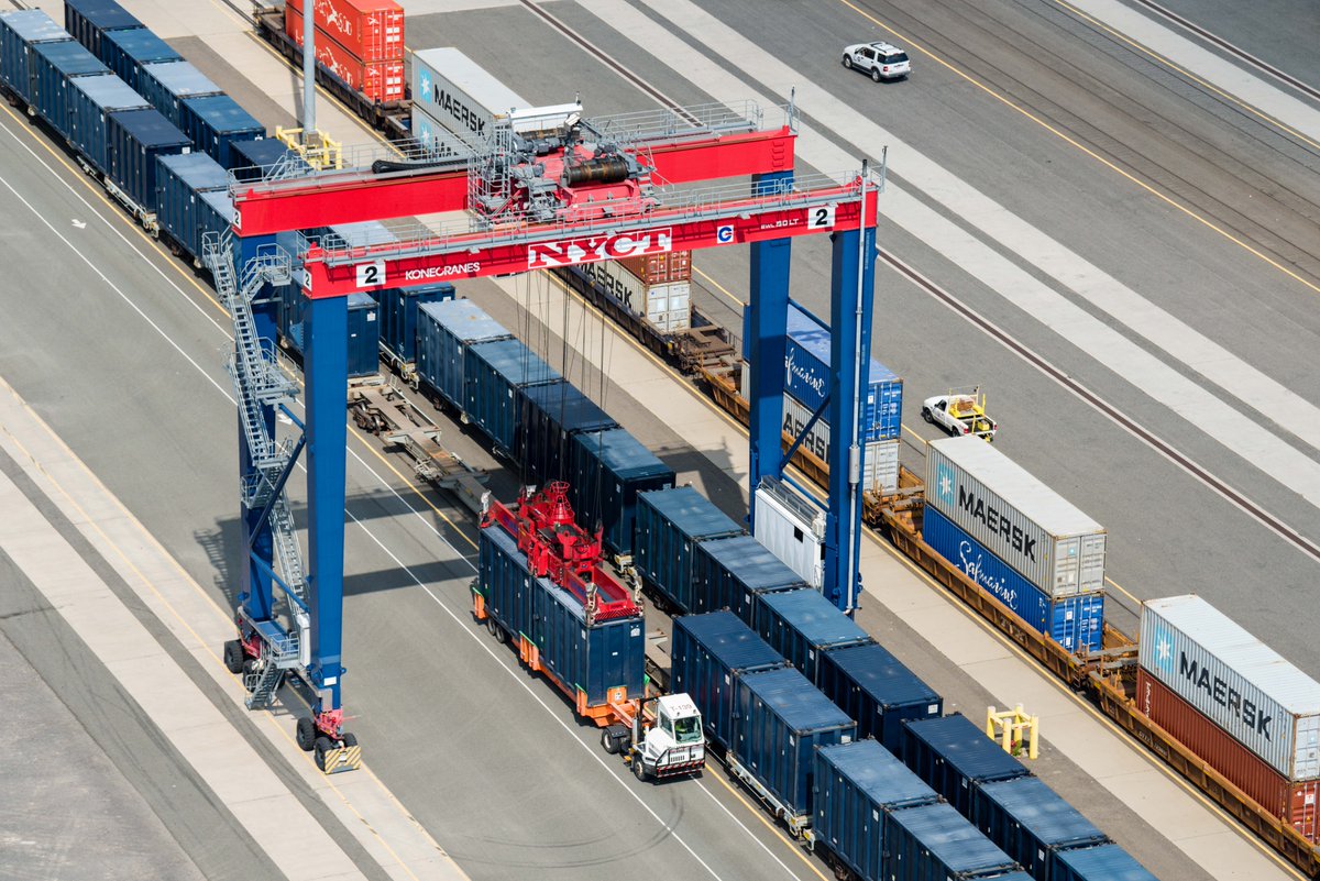 PortNYNJ's tweet image. The Port of NY &amp;amp; NJ's #ExpressRail is a comprehensive, $600 million program, with dedicated rail facilities and additional support track &amp;amp; rail yards for each of the port's major container terminals, and an annual capacity of 1.5 million lifts.

panynj.gov/port/en/shippi…