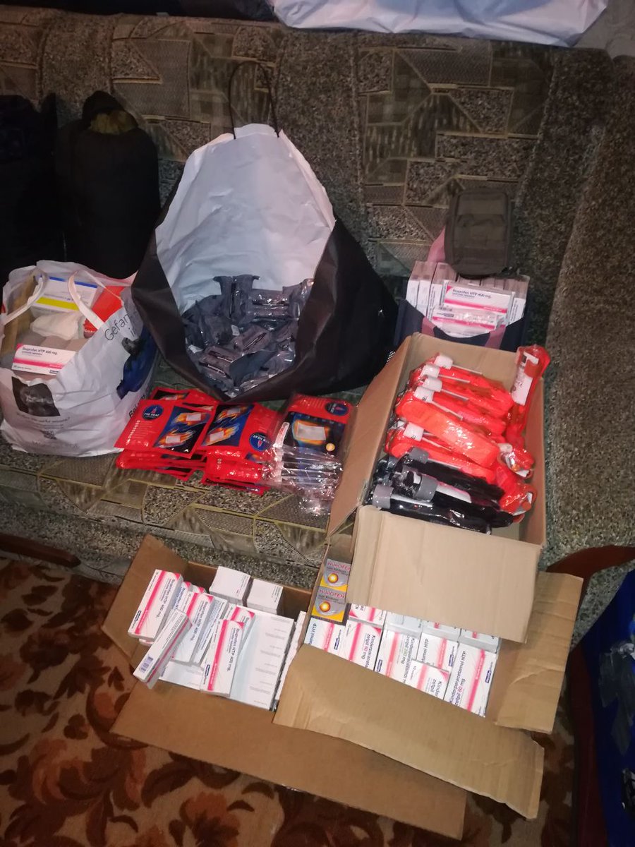 carsofhopewtal's tweet photo. #Kyiv, #Ukraine Nachdem wir gestern zu erschöpft waren, haben wir heute unsere Spenden an unsere Freund*innen von Help War Victims UA übergeben. Danach halfen wir beim Ausladen weiterer Spenden und beim Sortieren. Heute keine Angriffe auf Kyiv, allerdings ist dem nicht überall so https://t.co/TcVuhS8kfy