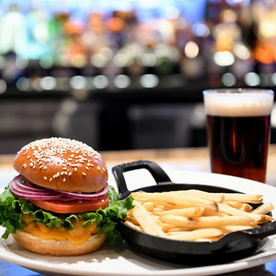 SeminoleClassic's tweet photo. Enjoy The Perfect Pair and get a free draft beer 🍺 by purchasing an entree or sandwich 🍔. Monday - Friday only at Stage Bar.💃
.
#stagebar #entertainment #burgerlovers #draftbeer #sports #hollywoodfl https://t.co/HtthQc6XmP