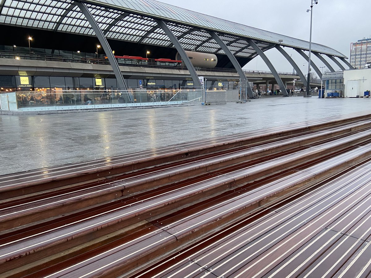 walteretty's tweet photo. Prachtige toevoeging aan onze stad #IJBoulevard. Morgen opening van de fietsgarage onder het IJ, achter CS. https://t.co/1iRjLlLKXc