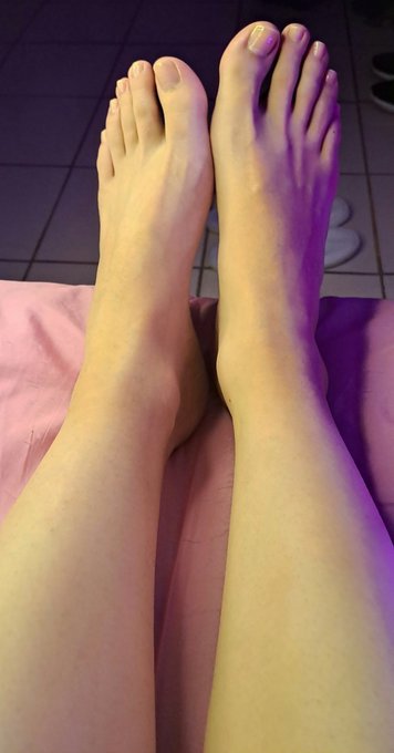 3 pic. Feliz tarde mis Cherrys ?

#feet #feetpic #feetfetiche #PiesDescalzos #pies #patas @Feetfinder