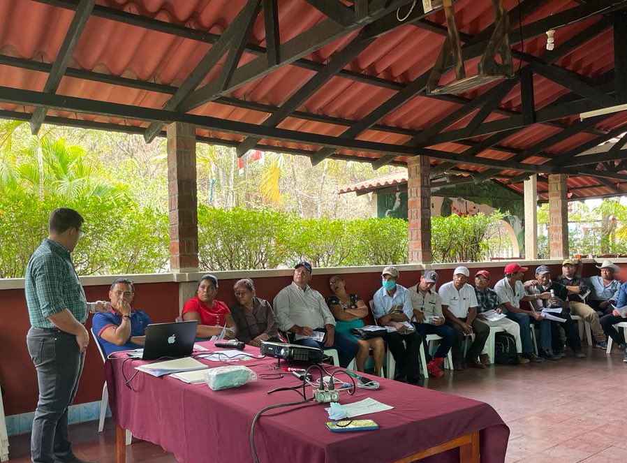 AgtechParaTodos's tweet photo. Talleres de capacitación en prácticas para manejo de humedad de suelo en el campo con productores en Nicaragua en el marco del #proyectoFONTAGRO #AgTechparatodos  @EAPZamorano @BiovIntCIAT_esp @visualiti @FontagroLAC https://t.co/zKQ76qw0rx