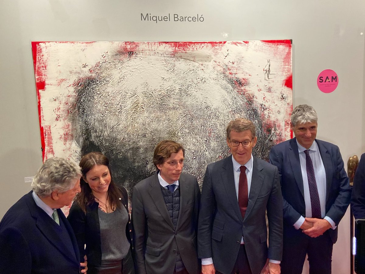 CarlosdeAmberes's tweet photo. 🔴Hoy nos han visitado el Alcalde de Madrid, @AlmeidaPP_ , el Pres. del P. Popular, @NunezFeijoo, y la delegada del Área de Cultura, Turismo y Deporte, @ALevySoler. Han recorrido @SamModerno acompañados del Pres. de la FCA, M. A. Aguilar, y el director de la feria, Jorge Alcolea https://t.co/QFnSVf6m0Z