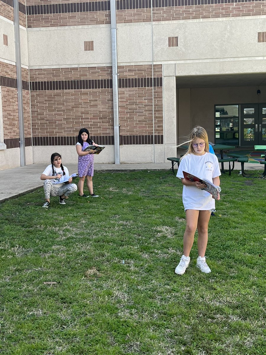 HughesClass3's tweet photo. Writing Sensory Spring Poems! #JPEPride #1LISD @JimPlain https://t.co/IbJIWOvNxQ