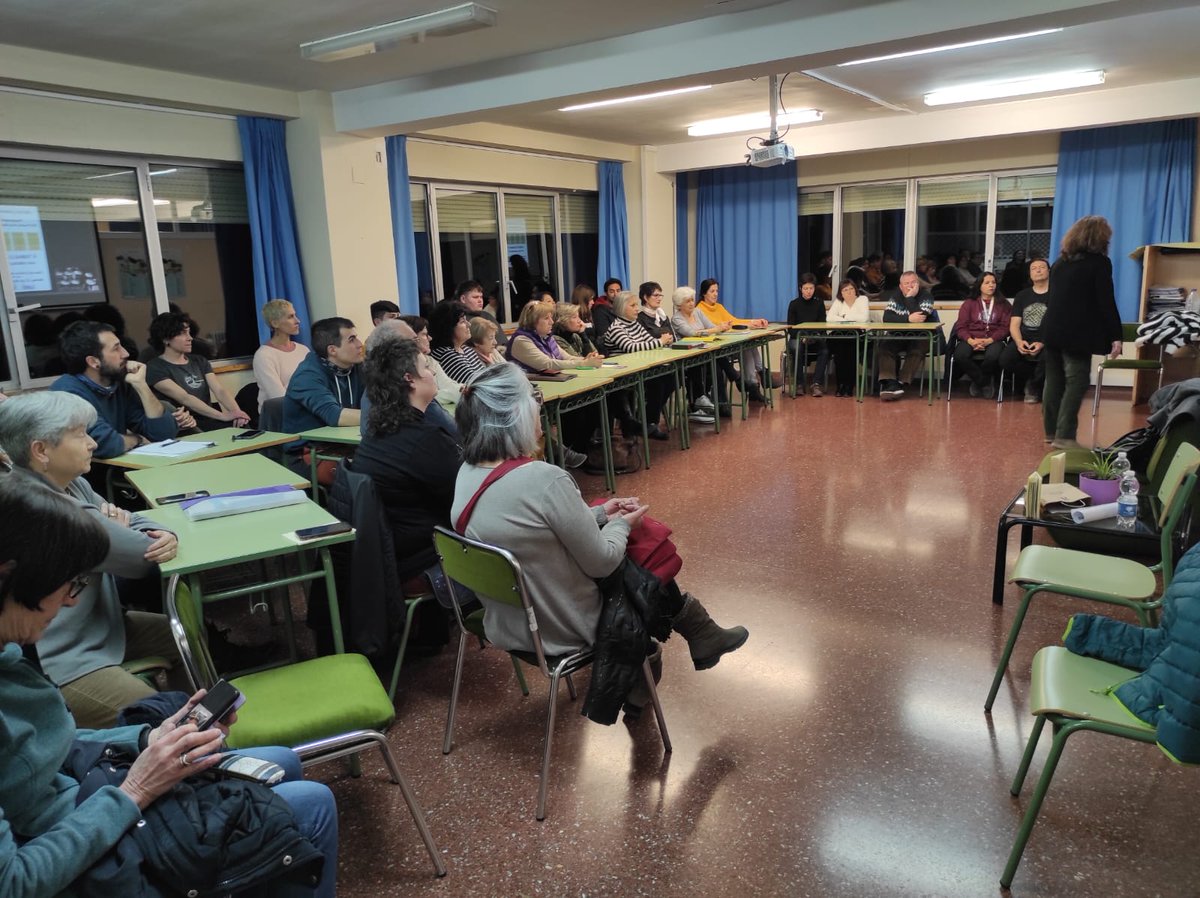 cfa_consello's tweet photo. Muitas grazias á toz. Presentazión de "Á Tamas d'a bida" en Samianigo. Ana Giménez Betrán ha charrato en aragonés d'o suyo libro.
👉 Día Internazional d'a Luenga Materna.
#consellofablaaragonesa #luengaaragonesa #DíaDeLaLenguaMaterna #aragonés #aragon #samianigo https://t.co/x6N3XXrCkn