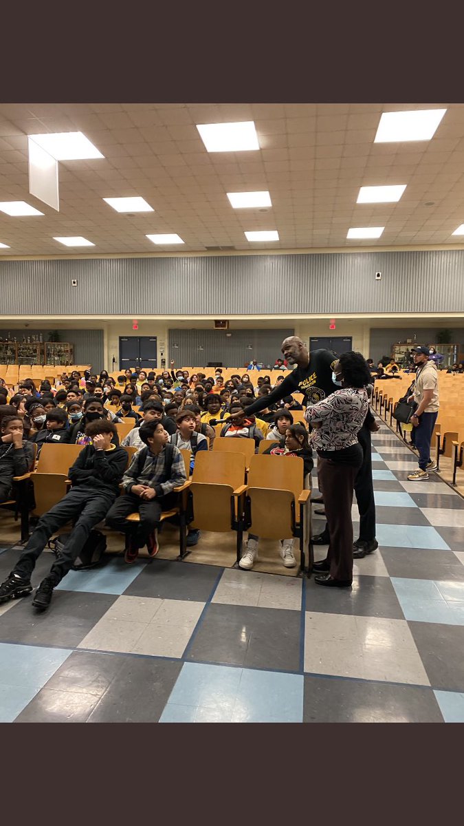 RaulCollins16's tweet photo. Huge shoutout to @Welch_WolfPack @DrLadora and @CounselorLebiga thank you for allowing me to share #RelationalPolicing @houstonpolice #OCA sharing the truth about Vaping as well as Weed and the danger ⚠️ of using https://t.co/A5slkkmCAZ