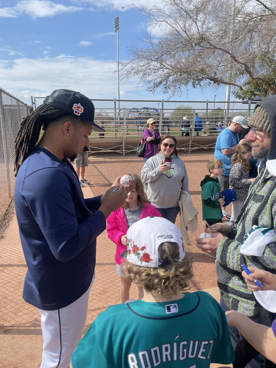 Lots of Mariners fans taking home souvenirs from today’s workout. #SeaUsRise