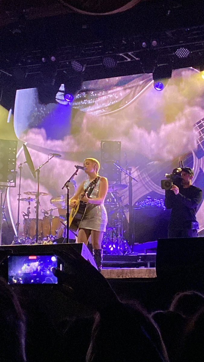 _graceli's tweet image. Still thinking about @maggierogers and how she gets better with every tour as if that’s even possible 😭 the night was truly feral joy- felt every emotion and danced until my ankles hurt and I’d do it all over again ❤️‍🔥