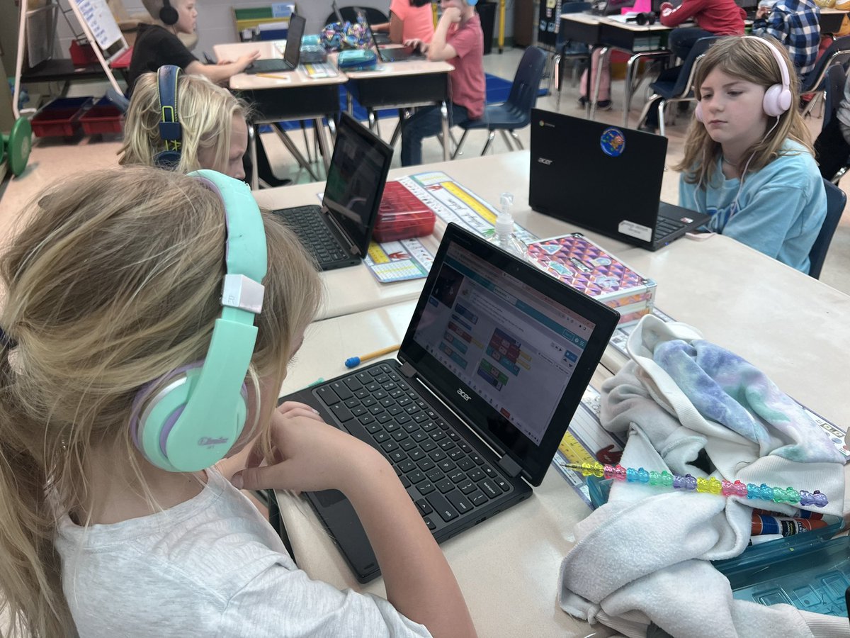 regibbs_mcs's tweet image. Lots of fun today coding with the sweet 2nd and 3rd kiddos at @MadisonHornets @codeorg @scratch @madisonschools @edtech_mcs #mcslearn