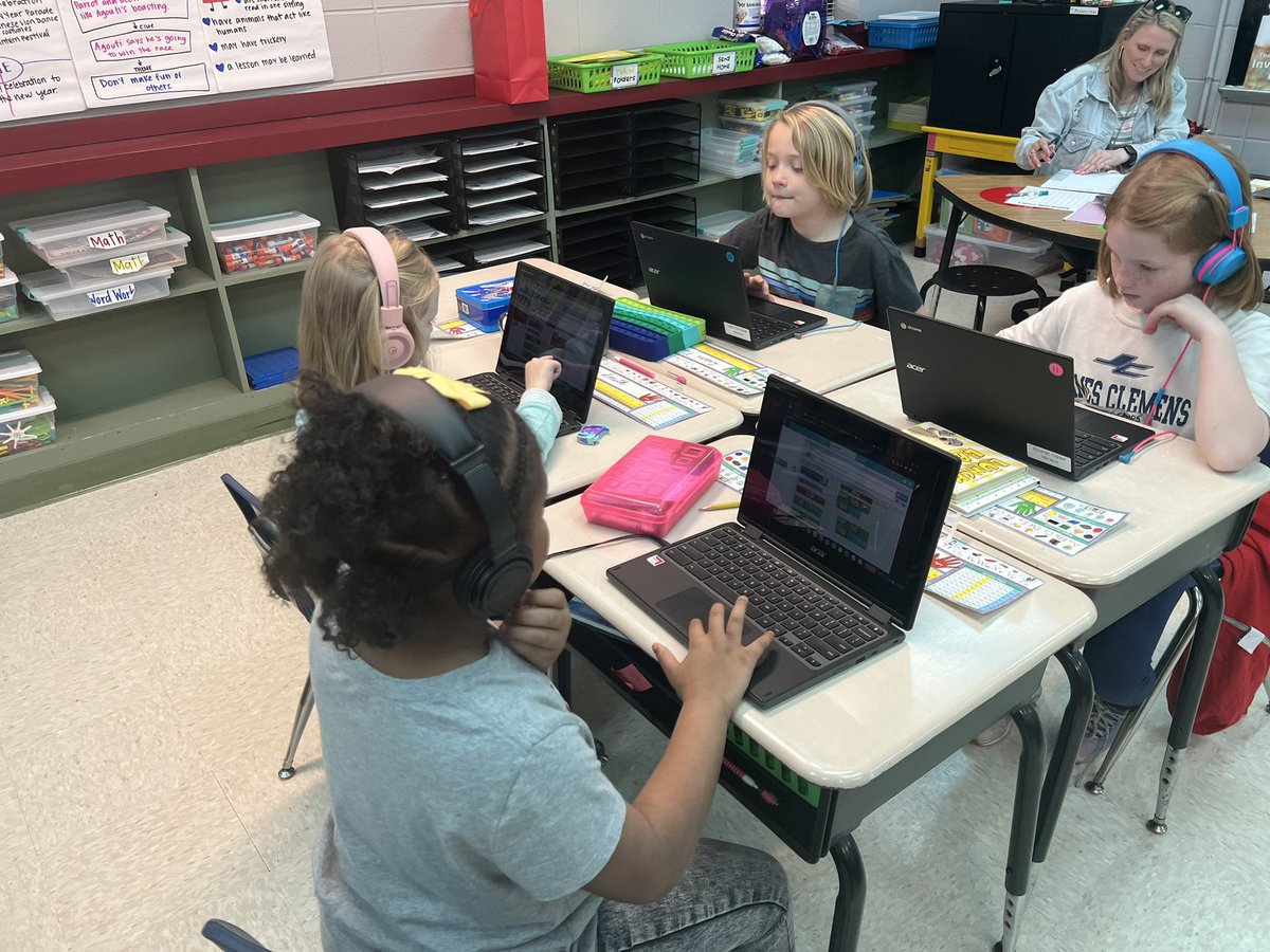regibbs_mcs's tweet image. Lots of fun today coding with the sweet 2nd and 3rd kiddos at @MadisonHornets @codeorg @scratch @madisonschools @edtech_mcs #mcslearn