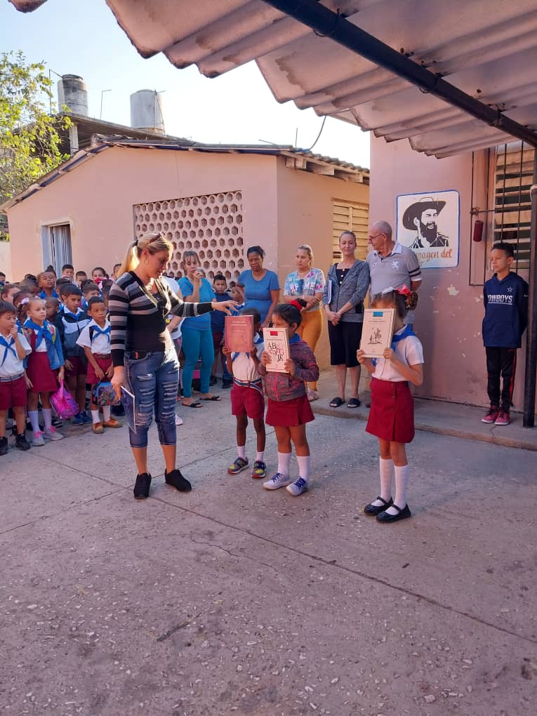 ComunicDMEColon's tweet photo. Las instituciones educativas en #ColonEnVictoria celebran el #DiaDeLaLenguaMaterna con dísimiles actividades que mejoran los resultados del aprendizaje y el rendimiento escolar ¡Feliz día! #MatancerosEnVictoria @CubaMined @EMatancera  @comunicadoramtz @SuselyMorfaG https://t.co/VjSOUtI6lo