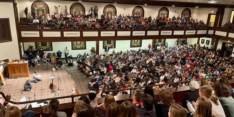 Hechos 2:17

17 
Y en los postreros días, dice Dios,
Derramaré de mi Espíritu sobre toda carne,
Y vuestros hijos y vuestras hijas profetizarán;
Vuestros jóvenes verán visiones,
Y vuestros ancianos soñarán sueños;